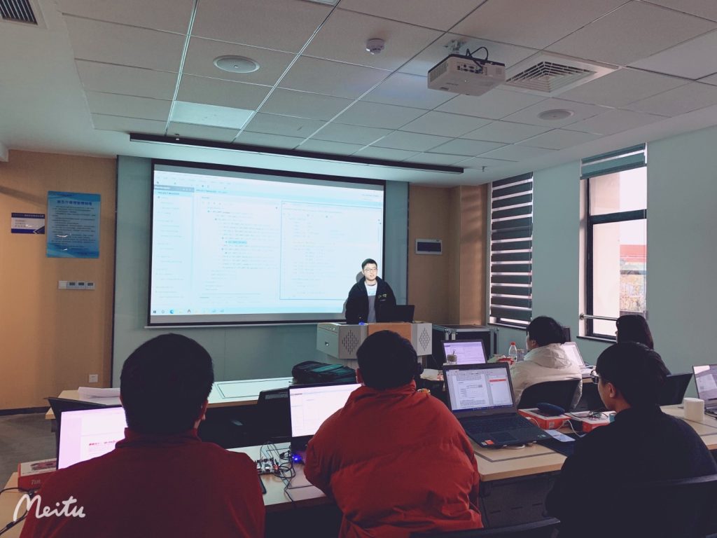 成电少年学人才培训基地上课情景