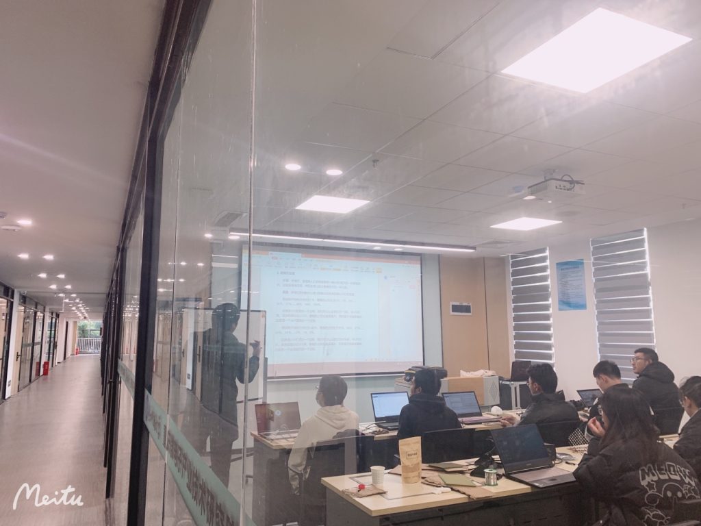 成电少年学人才培训基地上课情景