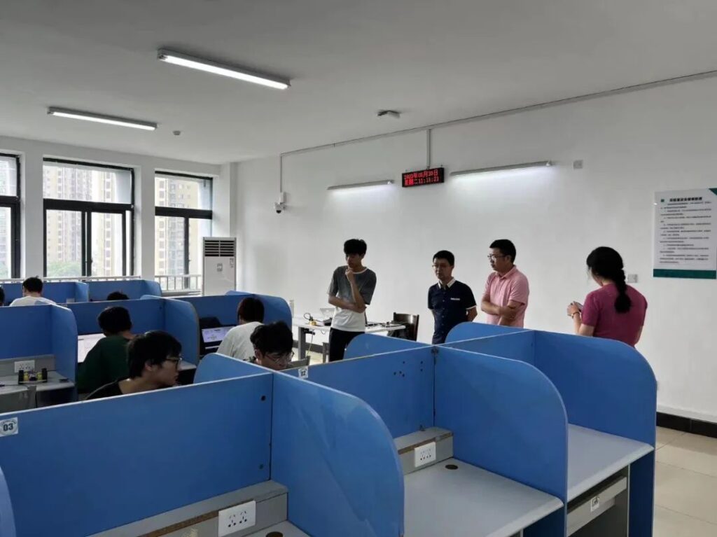 参观成电少年学和学校共建的FPGA实训基地