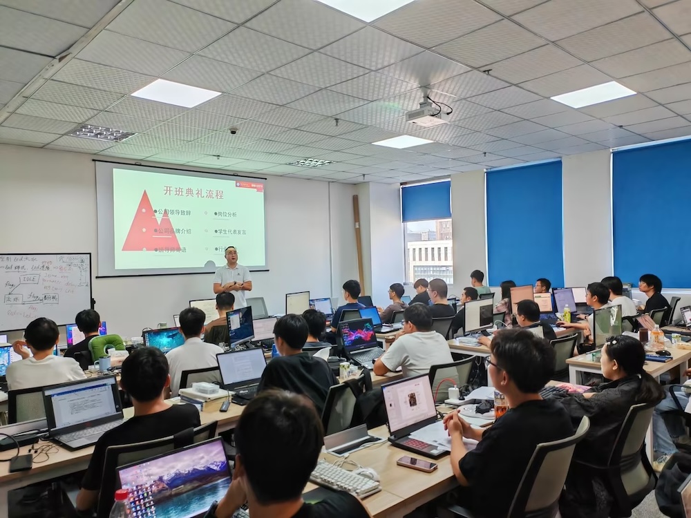 学员进行高强度代码训练