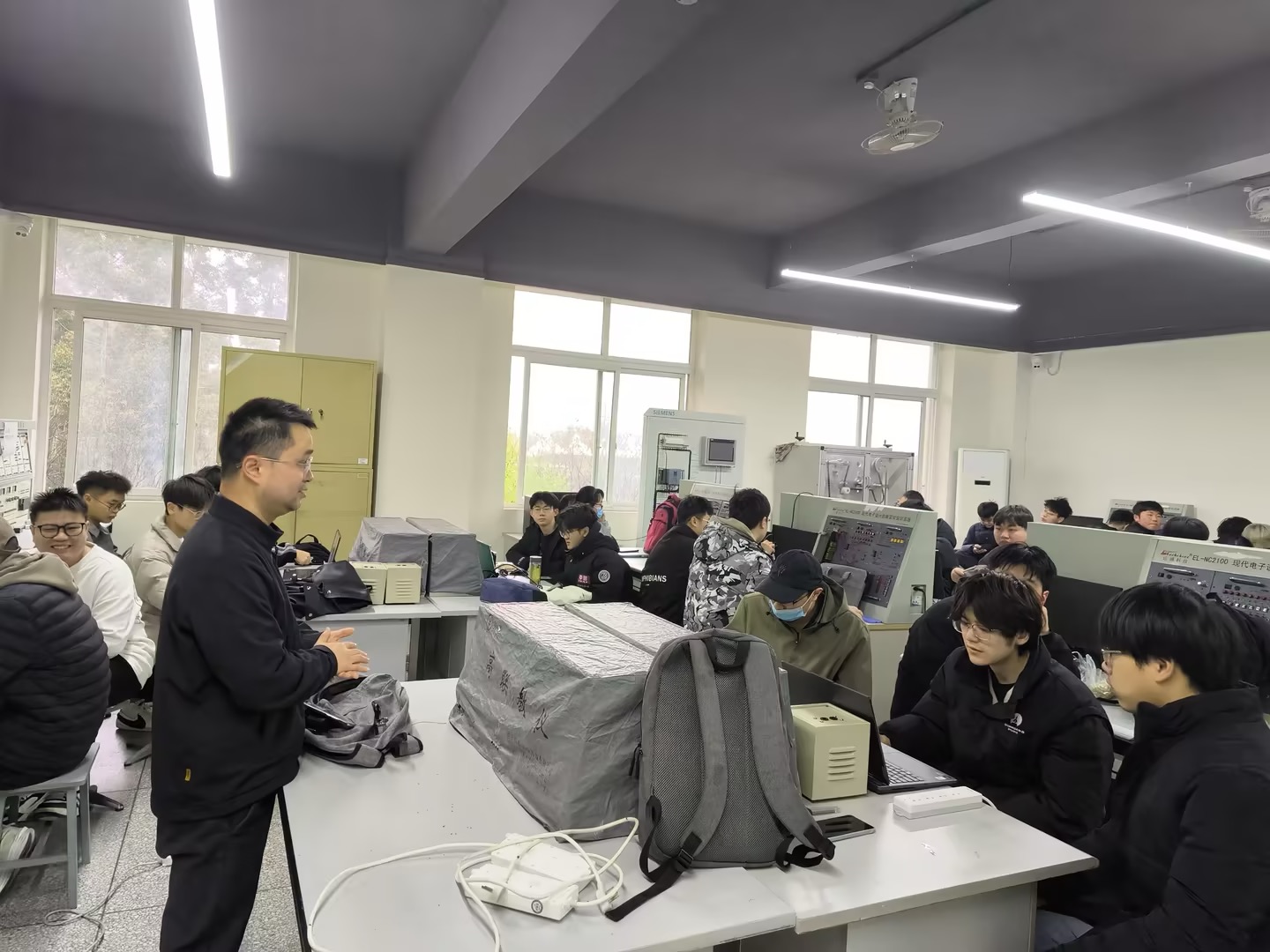 Engineer explaining FPGA architecture to students during training session