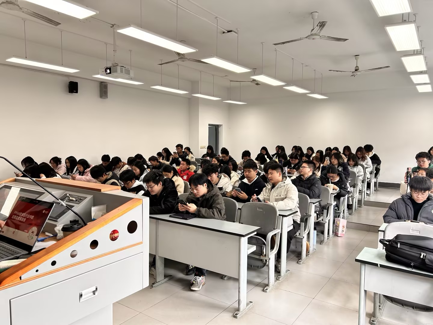 学生在线提交代码并实时获取硬件反馈