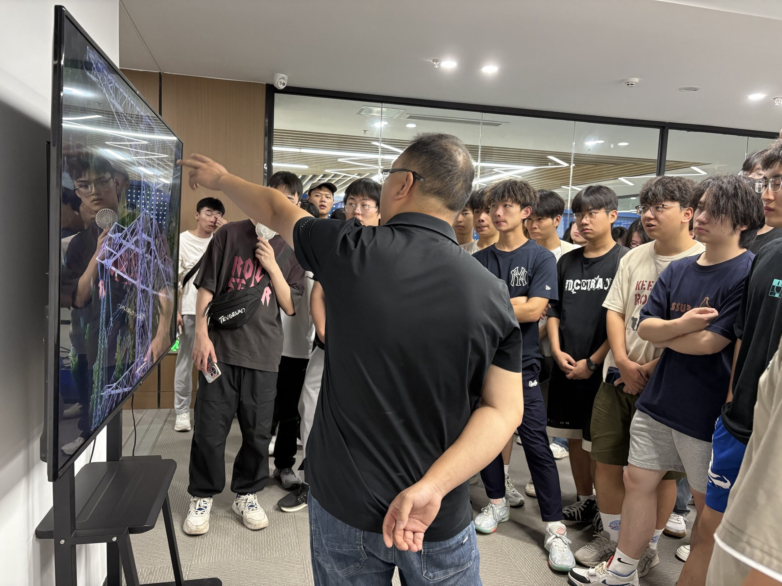 Technical expert giving lecture on IC industry career planning