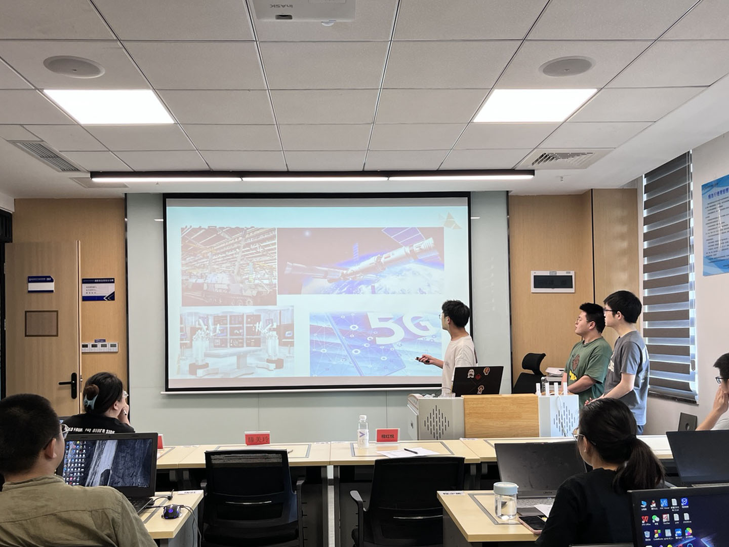 FPGA开发板与实验手册展示