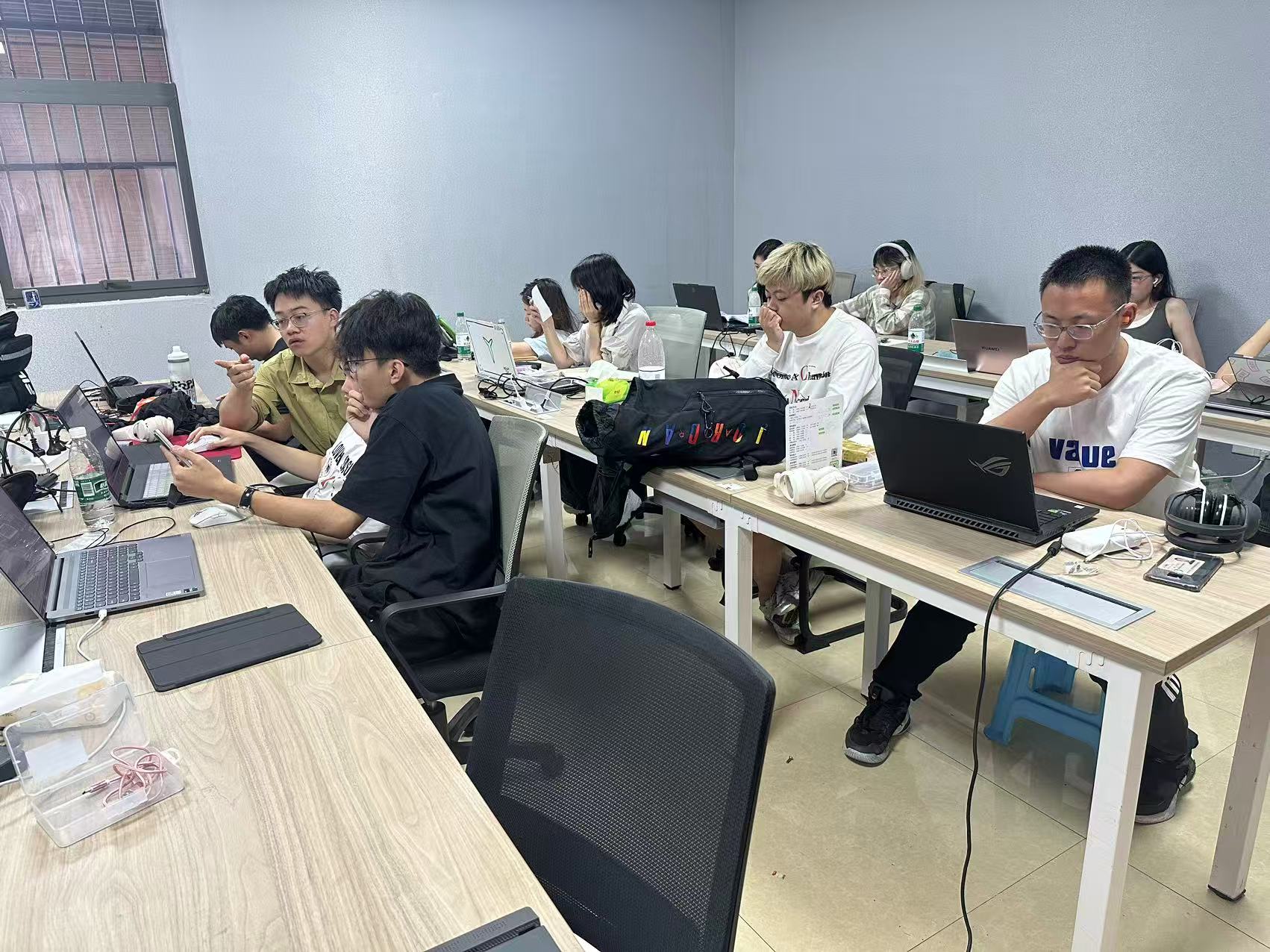 Smart tracking car with infrared sensors and dual-motor differential drive system