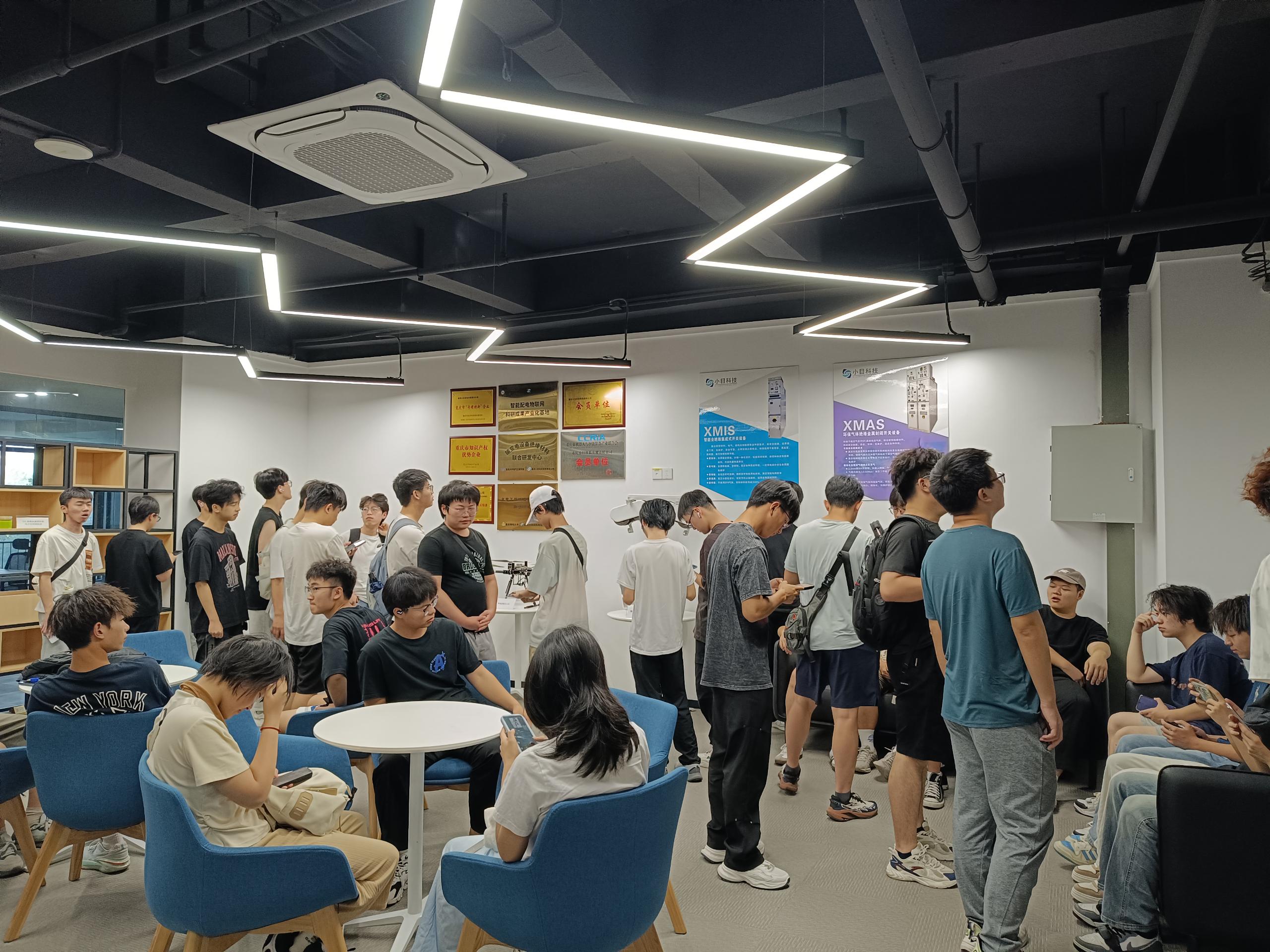 Students visiting Chengdian Guoxin Chongqing base exhibition hall