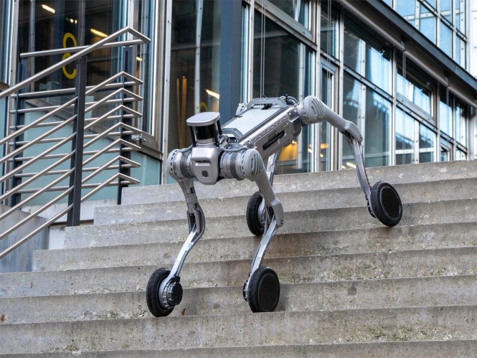 Real-time data acquisition system in complex road simulation area