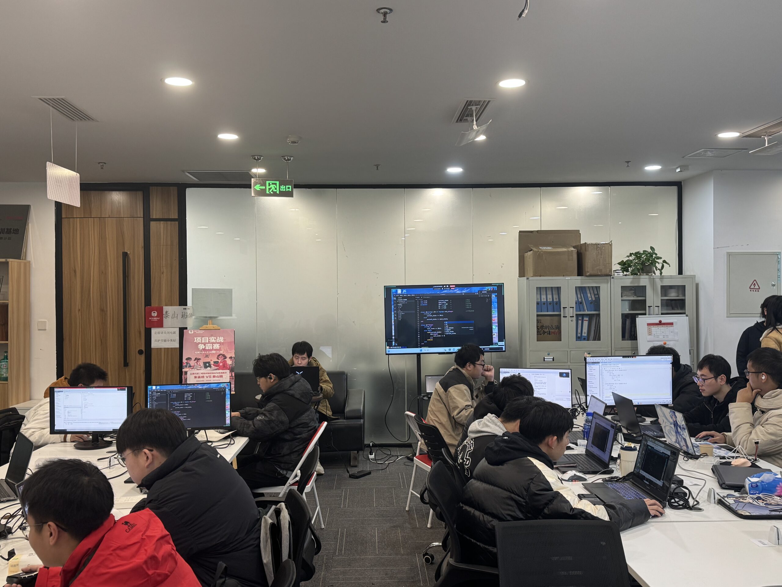 FPGA培训学员进行硬件编程实操